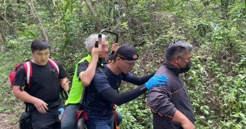 60歲男登笠頂山40分鐘全身癱軟　消防接力背負救援