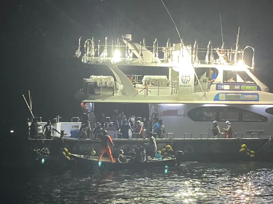 新北燭台嶼「漁船擱淺」47人受困！海巡火速救援成功