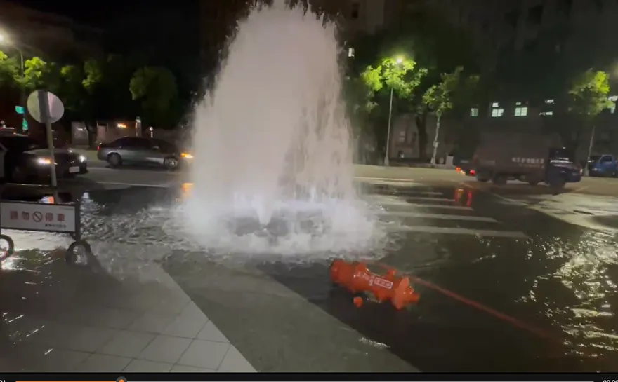 影/台中租賃車撞斷消防栓逃逸　馬路湧噴泉