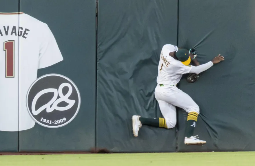 MLB/蜘蛛人翻牆！運動家外野手神奇沒收全壘打