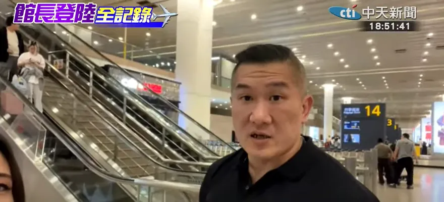 館長到上海了！落地浦東機場驚呼：他們機場好大、廁所好漂亮