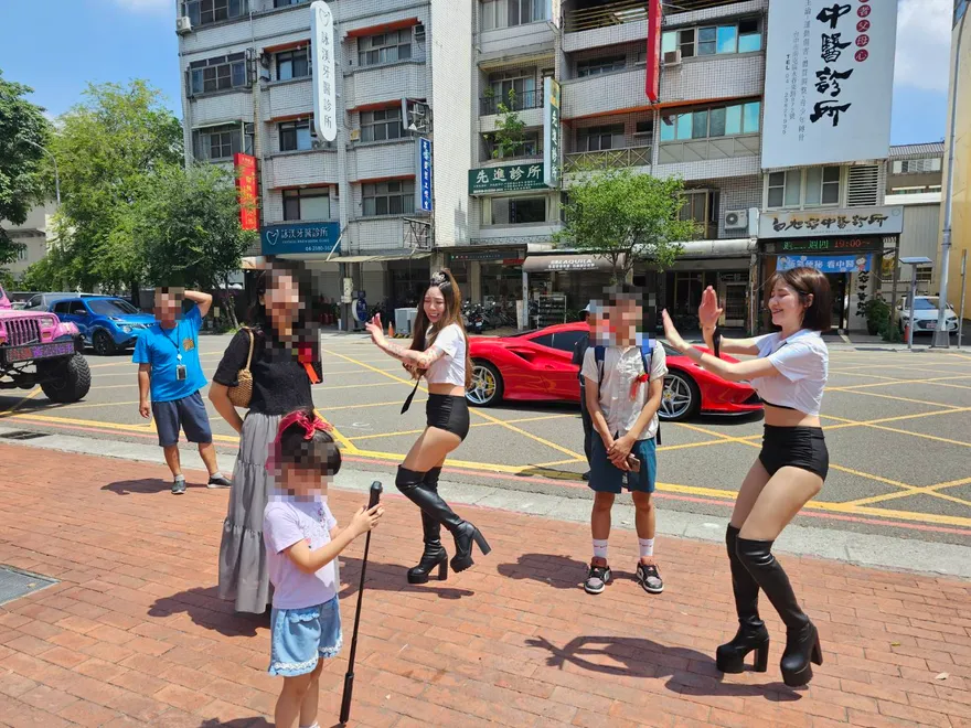 國中畢典校門外辣妹跳鋼管舞！台中家長「幫兒慶祝」惹議