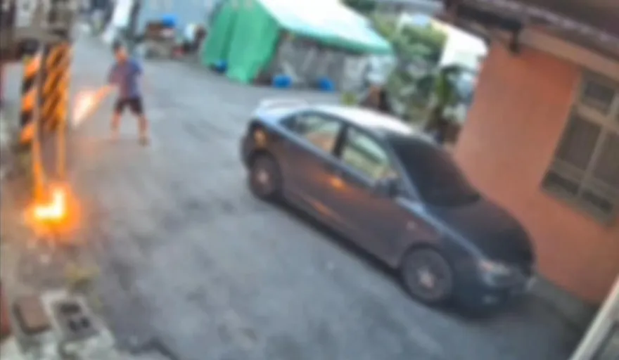 影/嘉義男發狂朝鄰居家丟汽油罐　警方逮人強制送醫