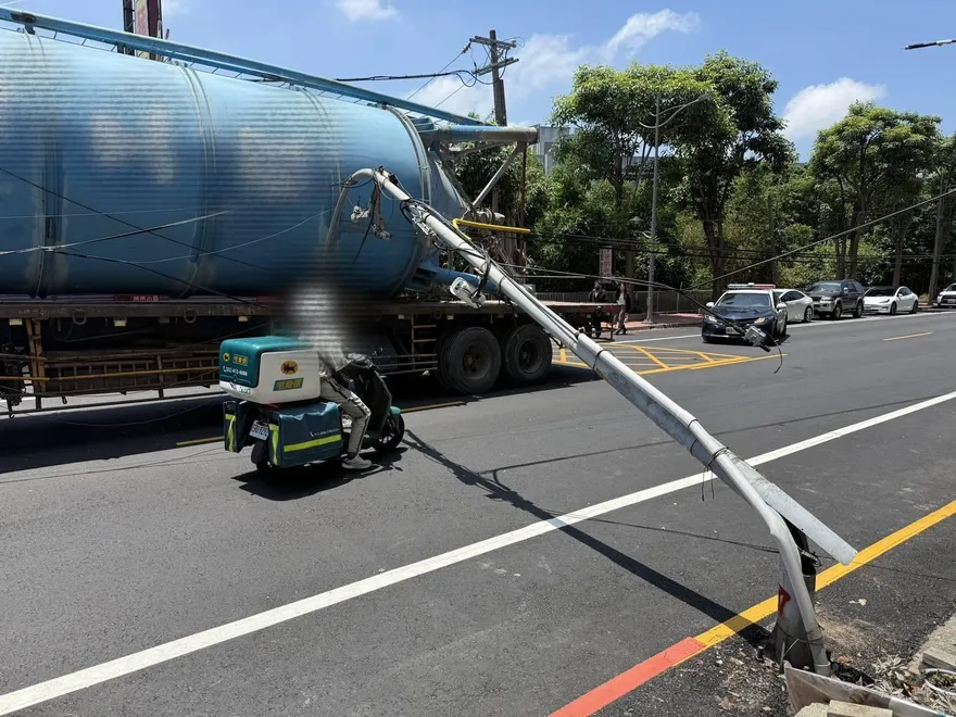 苗栗曳引車水泥槽勾到電纜線　路旁燈桿「直接腰斬」