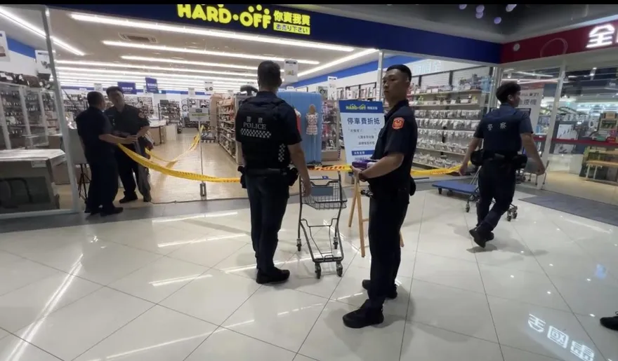 影/台南賣場醉漢揮舞武士刀　警方壓制槍枝走火擊中頸部