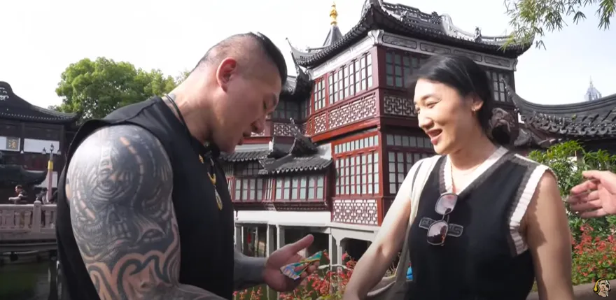館長魅力爆棚！歐美遊客都來朝聖　女粉搶合照送「關公袍」藏暖心含意