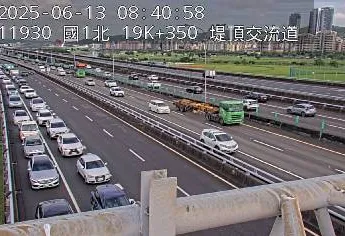 國1北上堤頂交流道車禍　超長車流一度湧現