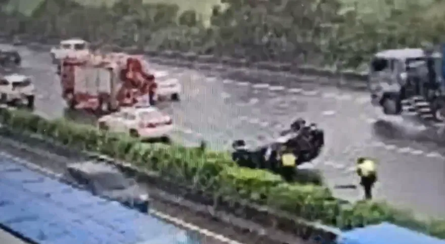 影/雨天打滑！國1彰化段轎車慘翻四輪朝天　釀回堵1公里