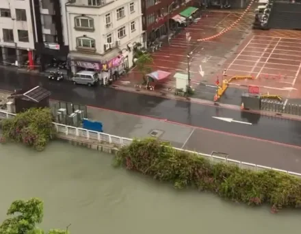 影/豪雨狂炸！高雄幸福川水位暴漲險溢流淹宮廟