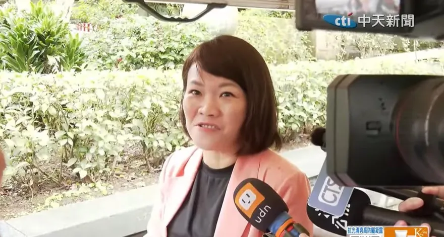 簡舒培又出事了！　被抓包不惜危險搭車也要罵蔣萬安