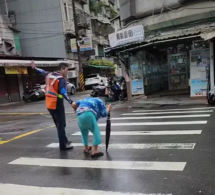 人間天使！超暖清潔隊員扶老奶奶過斑馬線　擋車陪走1分多鐘