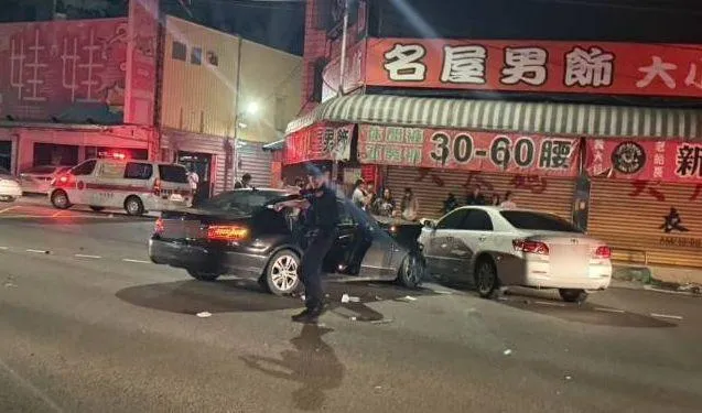 影/高雄凌晨大撞擊！40歲賓士女闖紅燈　害男斷腿受困