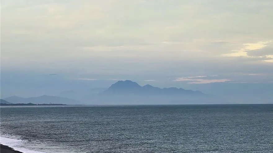 雨後奇景！台東「都蘭山」矗立雲海　氣象站解釋成因