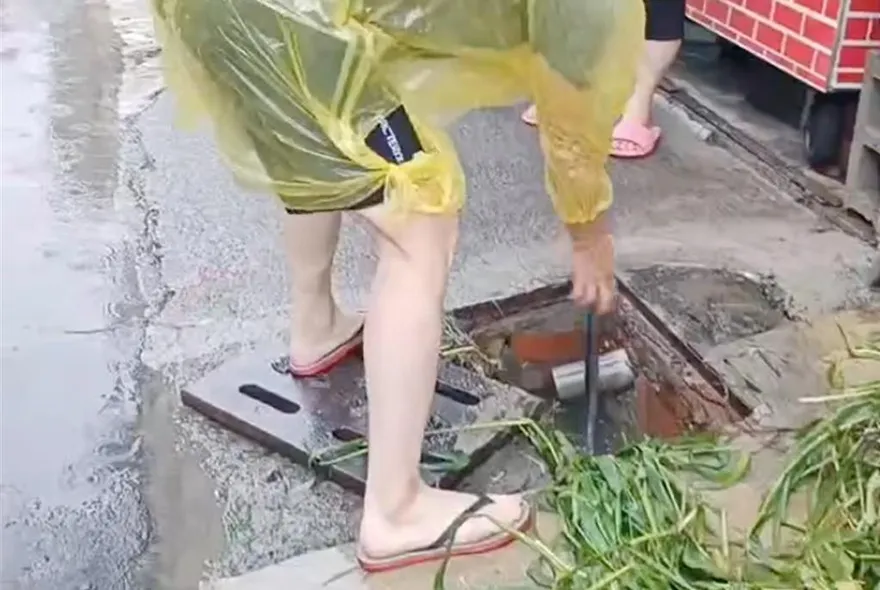 淹水兇手找到了！　高雄大樹水溝清出600kg雜草
