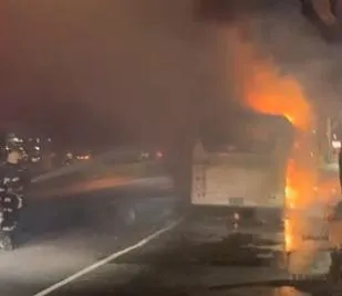 影/北市長庚醫院前公車自燃起火！駕駛乘客及時逃生幸無傷亡