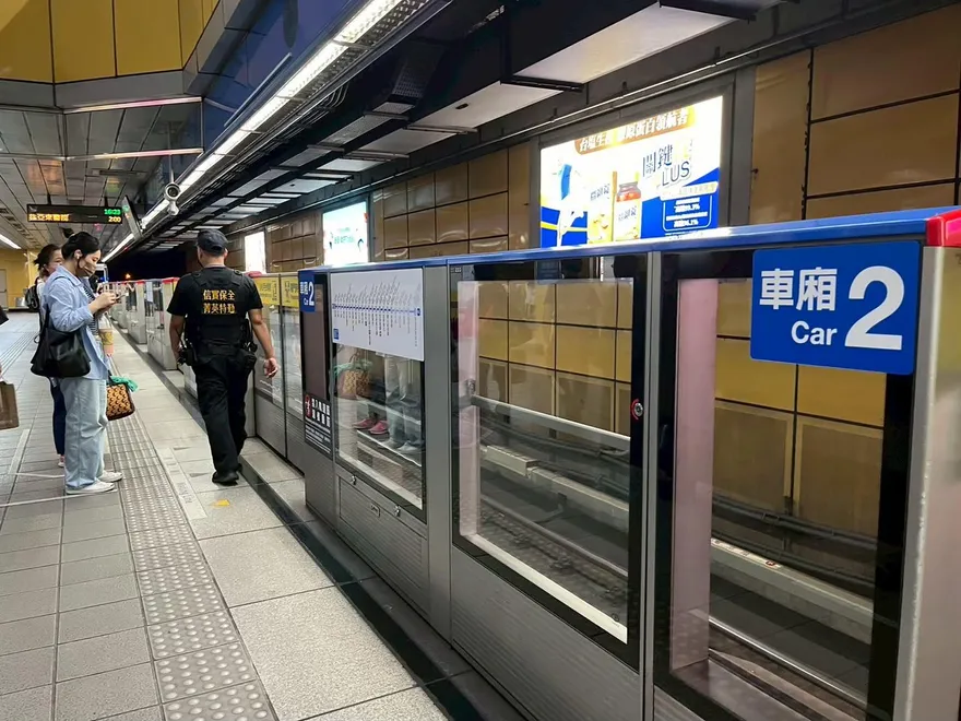 北捷神秘結界？他抵「南港展覽館站」　手機時區突跳到日本