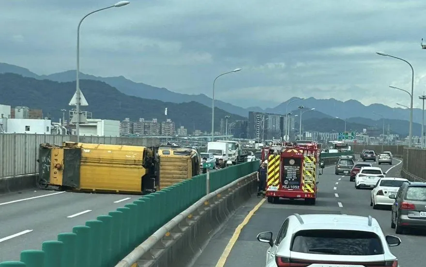 台65線北向「垃圾車翻覆」！釀全線封閉「塞到不能動」