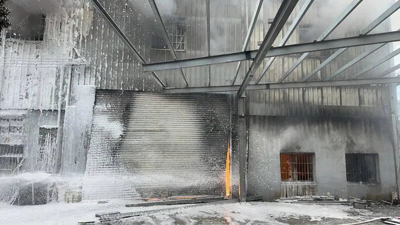 神岡工廠大火！火舌伸出鐵捲門　3人緊急送醫