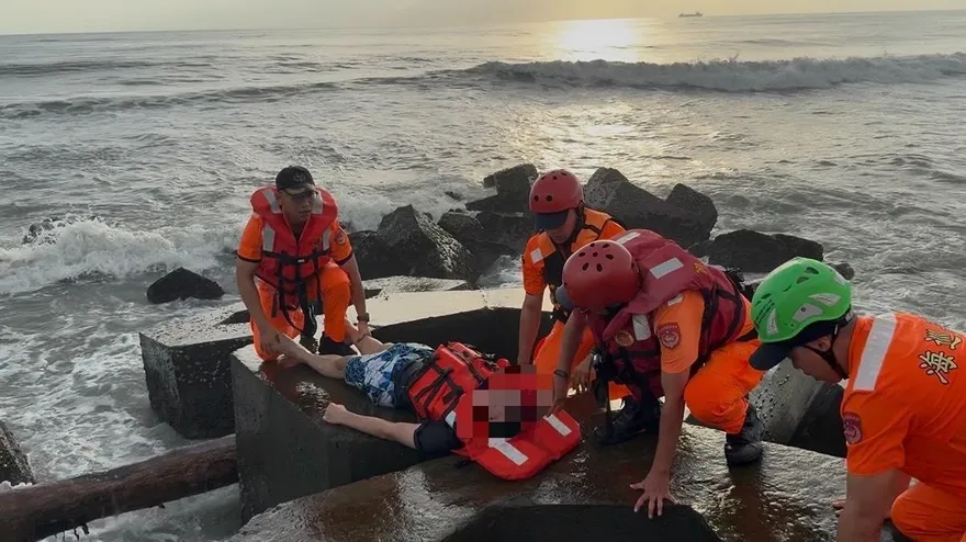 影/黃金海岸驚魂！男子戲水遭捲海中　海巡冒險下海搶命