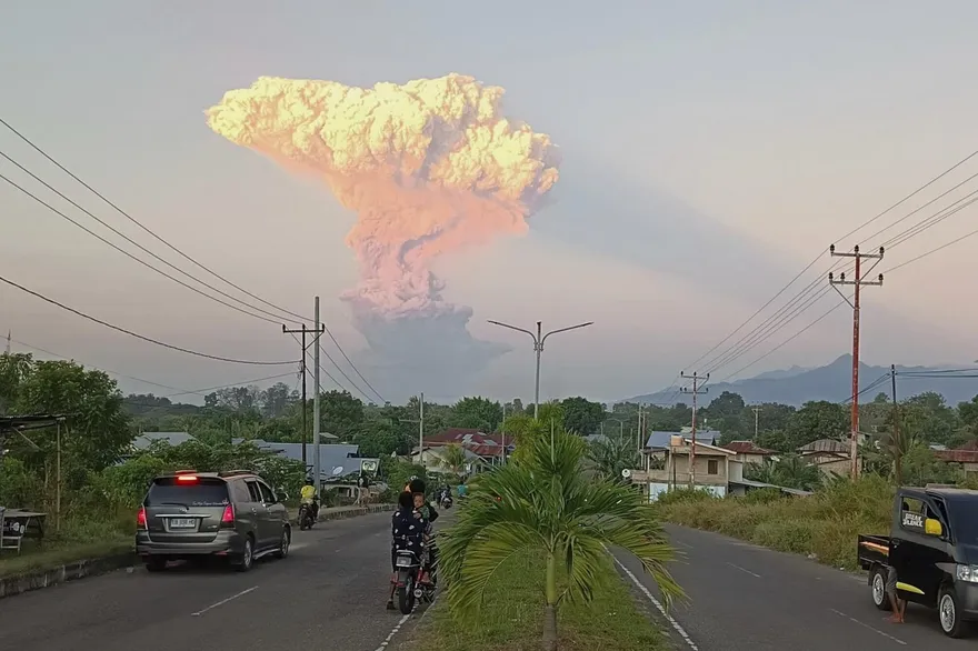 影/印尼勒沃托比火山時隔1月再噴發　灰雲噴超1萬米高畫面曝