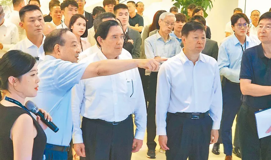 馬英九訪電池商寧德時代　笑問日月潭遊船電動化有無佣金