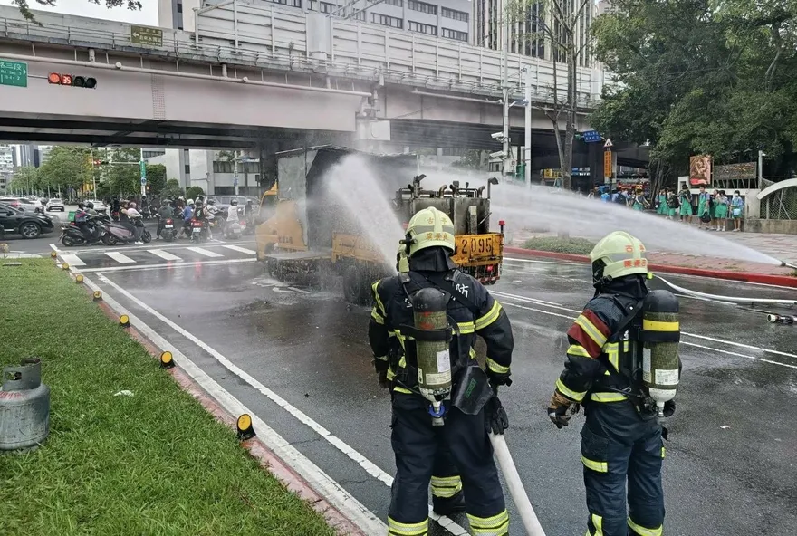 北市標線工程車陷火海　警消灌救幸無人傷