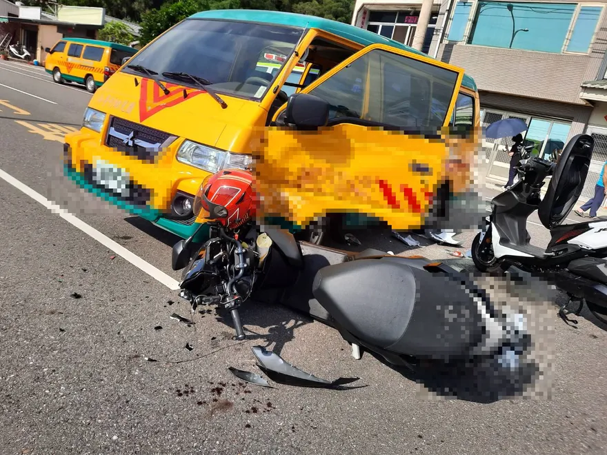 苗栗娃娃車大迴轉連撞2機車釀3傷！幼童當場嚇哭