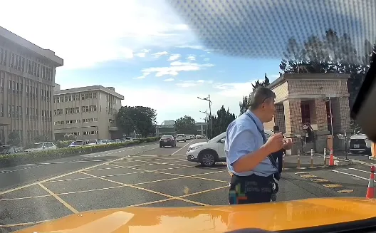 熱心助乘客擋詐騙！　小黃司機曝航警局反應…心寒了