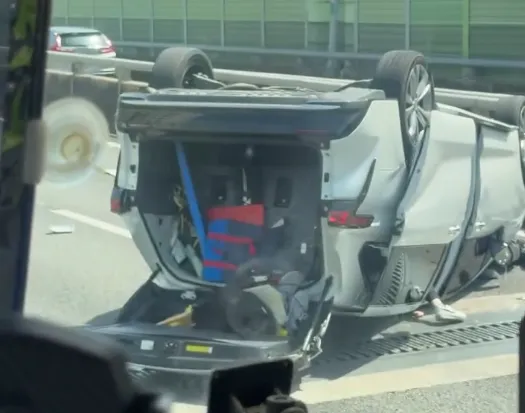 影/台74線驚傳翻車意外！　29歲男子自撞分隔島受傷送醫
