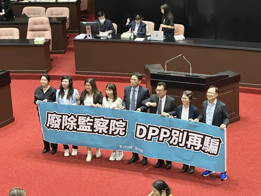 民眾黨立委「兩年條款」喊卡？基層串聯傳高層默許