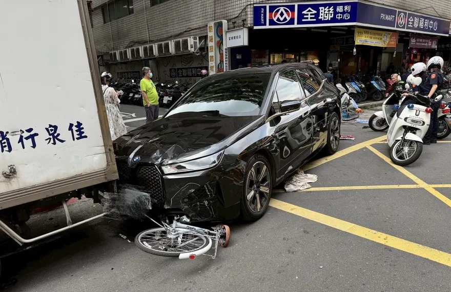 影/北市7旬翁開BMW 連撞16車　1路人受傷送醫