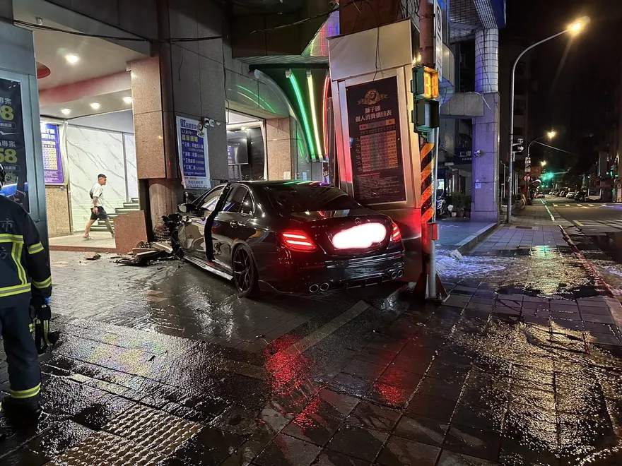 影/北市再爆高速衝撞釀禍！賓士駕駛「渾身酒味」拒測還想跑