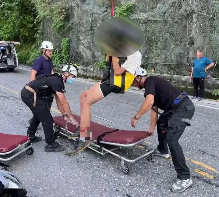 影/蘇花雙載機車自撞「2人噴飛墜12米深谷」！搶救直擊