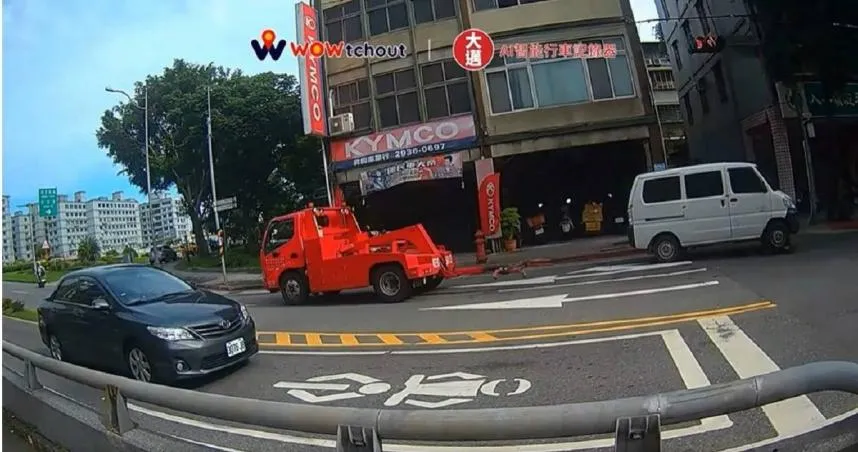 「台灣最速拖吊傳說」翻車了？違規車突脫鉤　落地撞上人行道