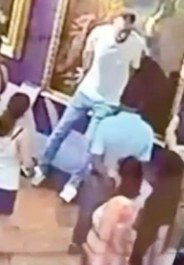 影/白目遊客自拍「撞壞3百年名畫」！義國美術館回應