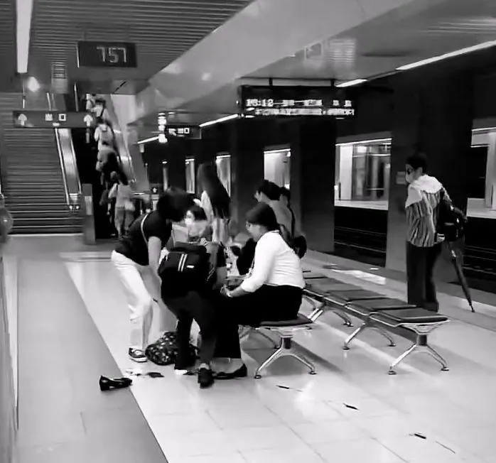台鐵南港站出事！嫩妹OL「腳陷月台燈泡蓋」濺血直擊