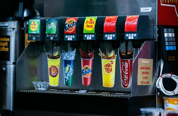 自助飲料機內「像青苔、很臭」　打工族齊喊：死都不喝