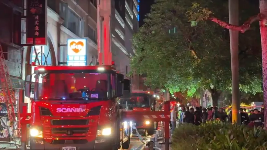 影/竹市燒烤店晚間火警！5人受困頂樓　消防出動雲梯救援