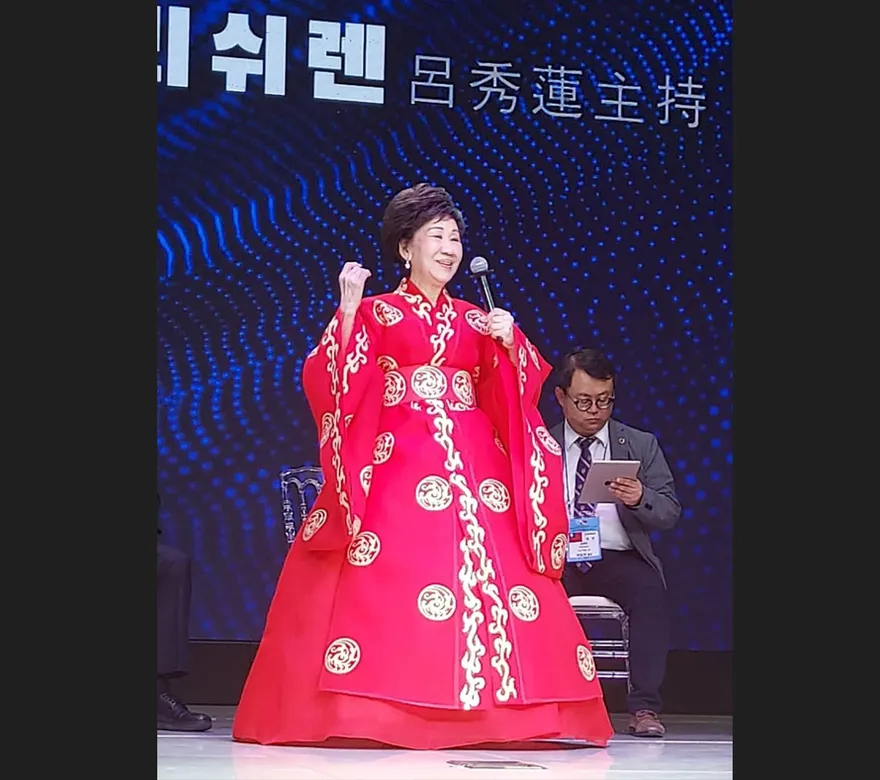 呂秀蓮驚豔韓國！主持和平大會　穿「大紅傳統韓服」現身