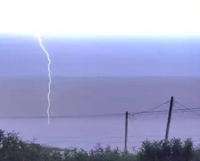 南投晚間雷電閃爆夜空！　雷聲轟隆暴雨狂炸　網嚇：誰在發毒誓
