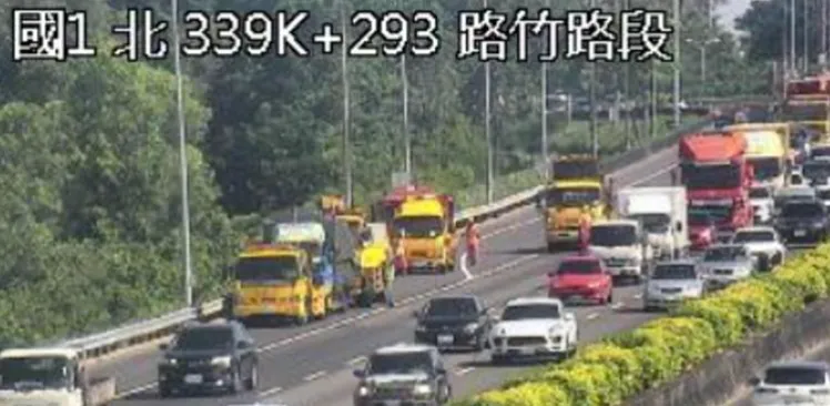 國1連爆車禍！高雄路竹段2車追撞　大貨車側翻釀1傷