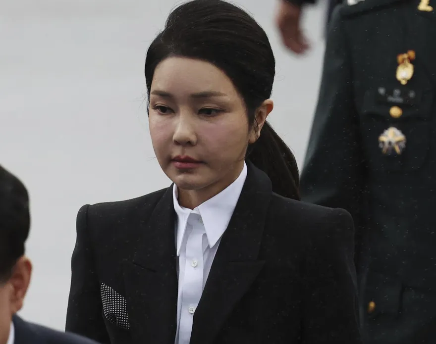 本月驚傳住院！韓前第一夫人金建希出院　尹錫悅親推輪椅畫面曝