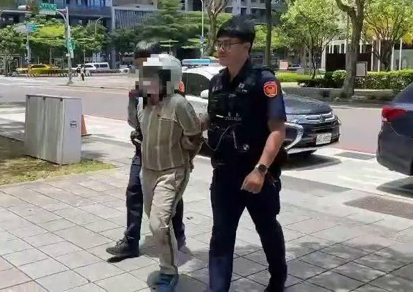 影/不爽被嫌「車內弄很髒」！新北黑貓女司機刺死男同事