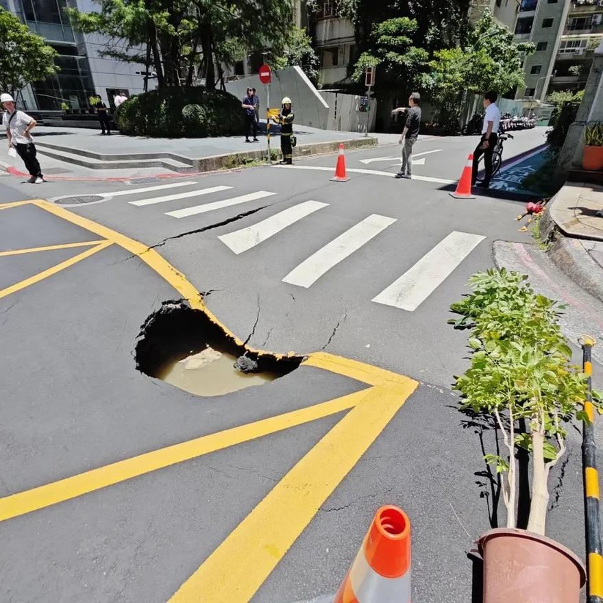 文華苑旁路面塌陷！北水處停水搶修　預計20時恢復供水