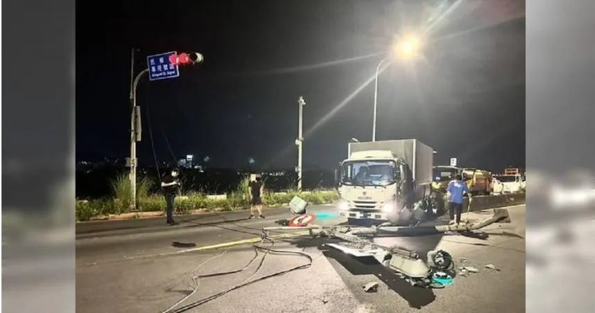 新北土城清潔車追撞小貨車2傷　號誌桿也斷了
