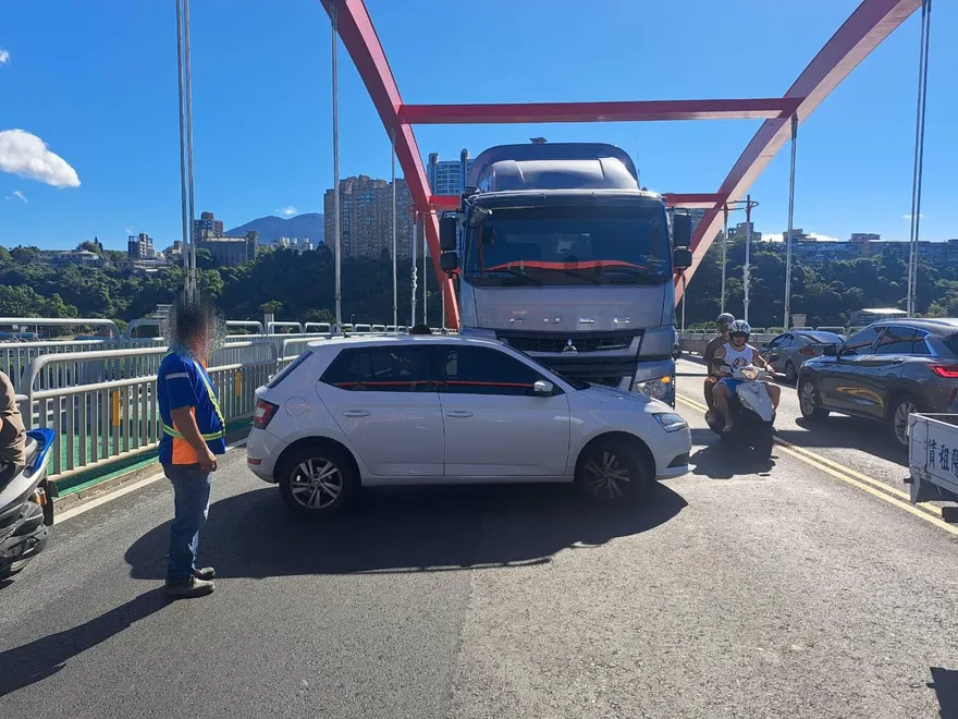 影/上班時間！關渡大橋「聯結車攔腰撞轎車」　驚險直擊