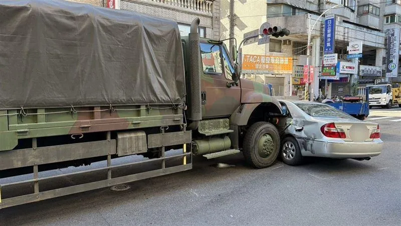 影/陸軍關指部軍卡出事！「攔腰撞轎車」推擠破碎直擊