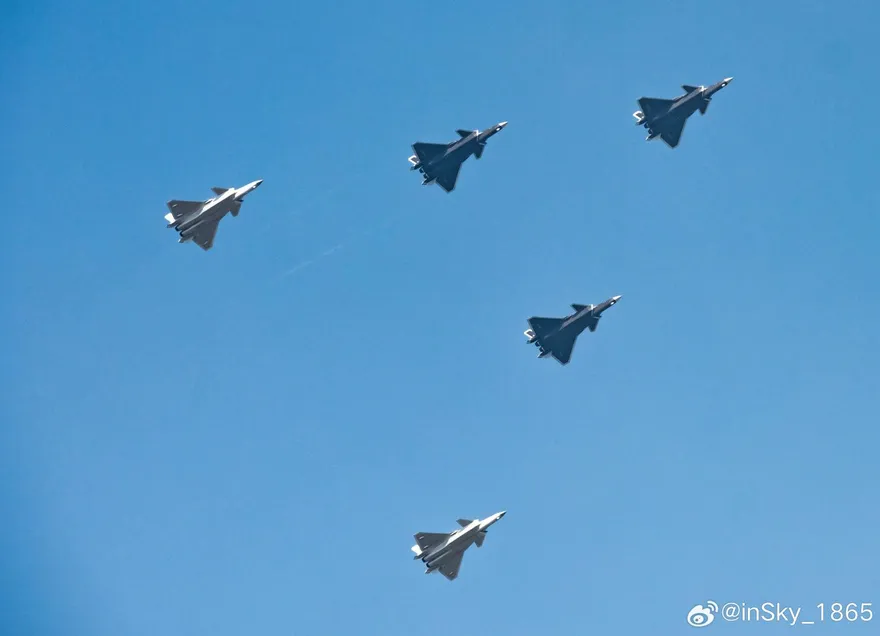 閱兵亮點曝！網傳殲-20A戰機編隊飛行照　首搭載「中國心」
