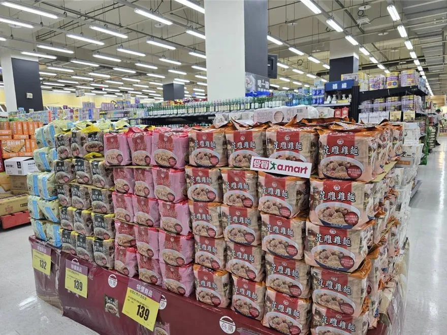 丹娜絲來勢洶洶！量販超市3倍貨量應戰　民眾搶購防颱