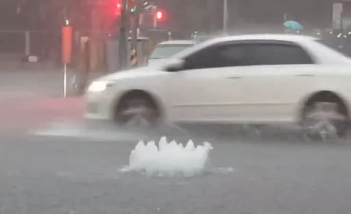 大雷雨炸中台灣！人孔蓋「水柱狂噴」　街頭慘變河道